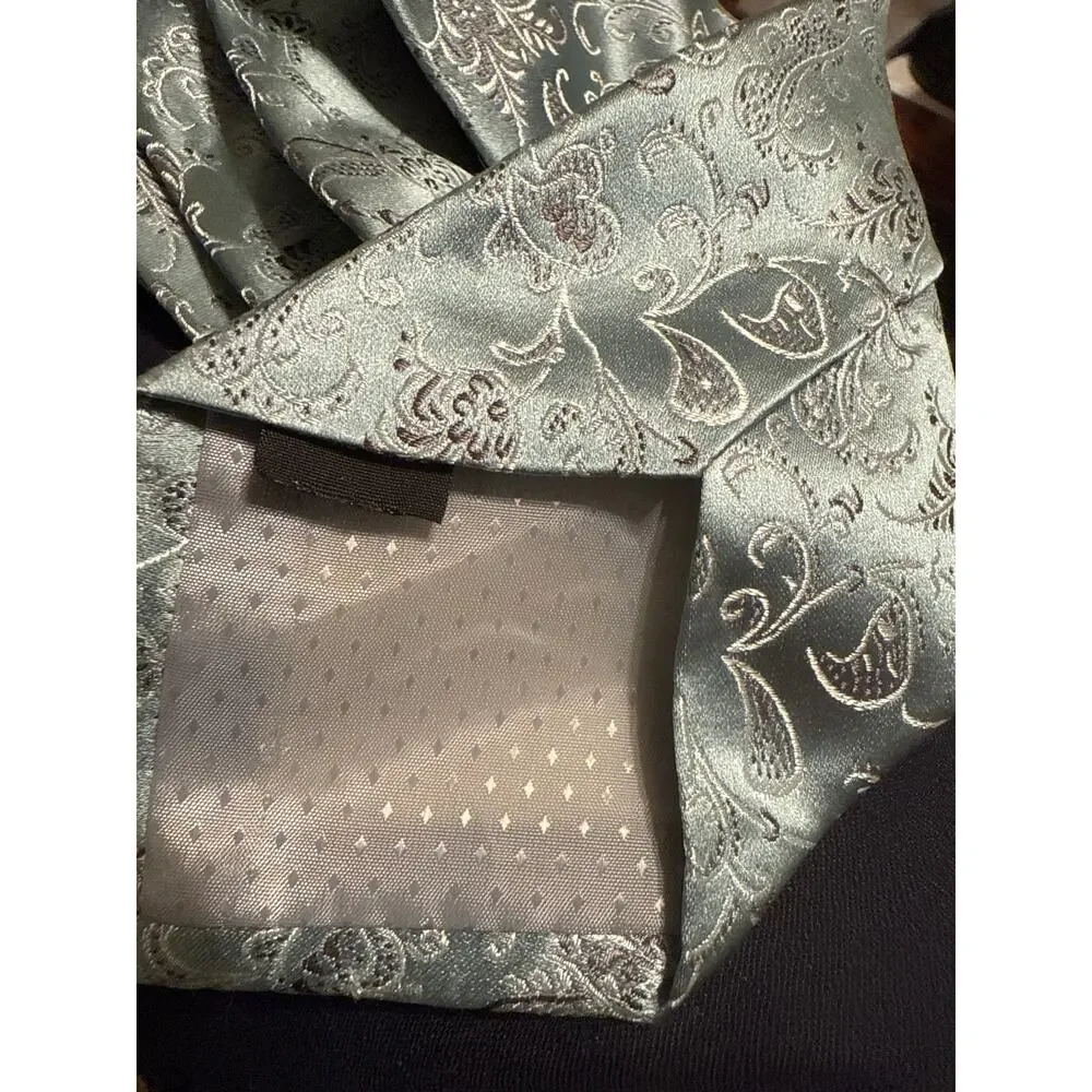 Chevalier‎ Light Blue 100% Silk Tie w/Floral Design